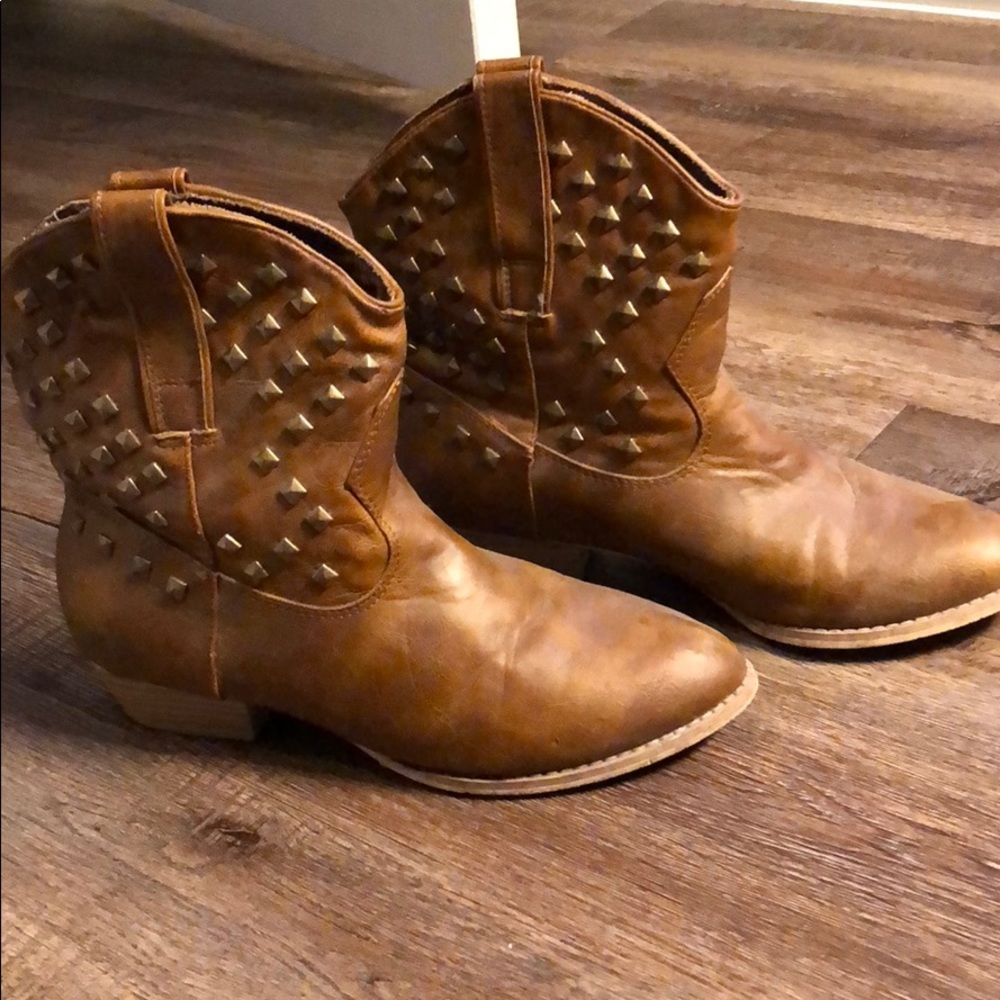 Brown cowgirl boots